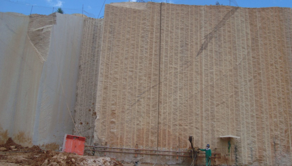 Ouro_Brasil_quarry_12